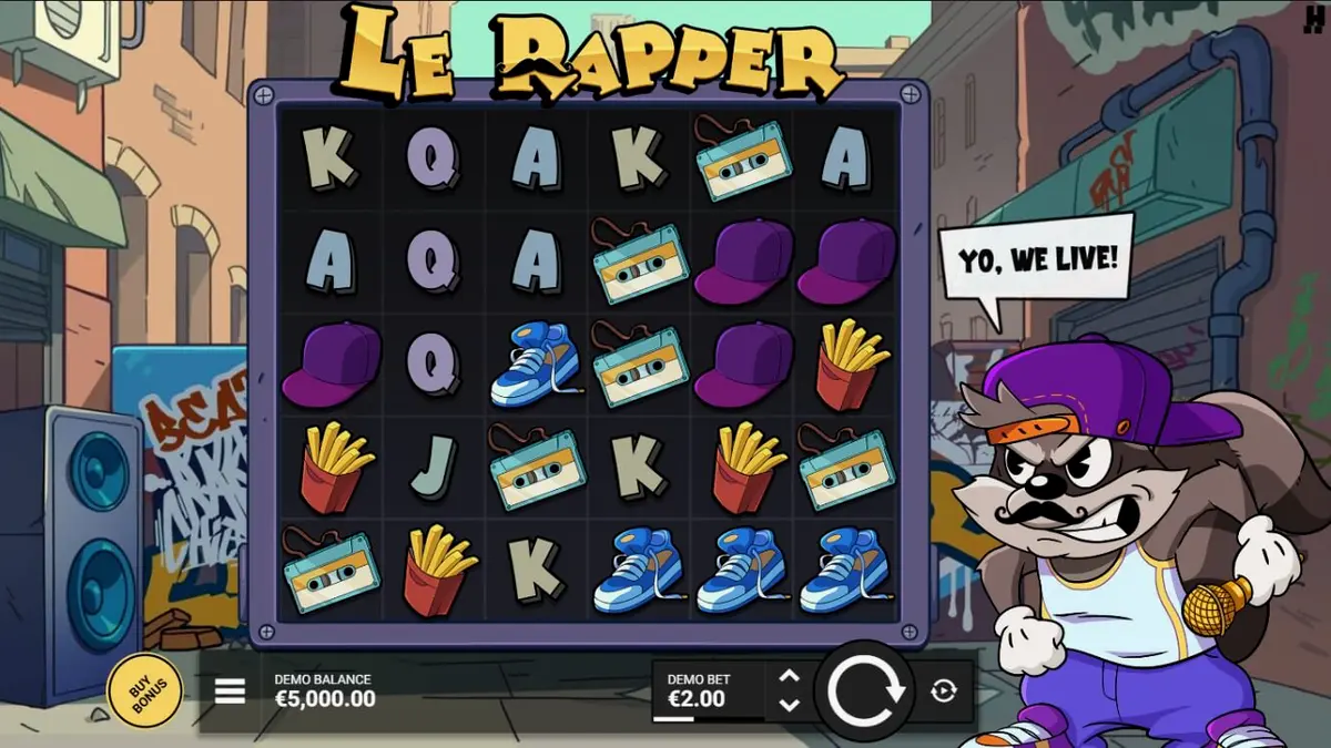 Smokey si rakun dalam slot Le Rapper dengan latar belakang studio musik hip-hop.
